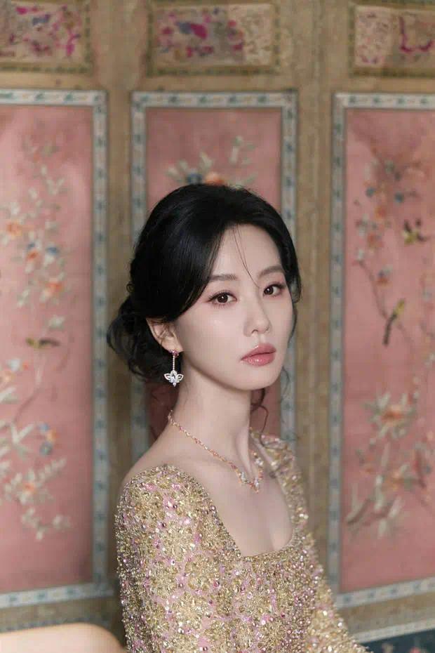 刘诗诗梳盘发造型，气质优雅端庄。