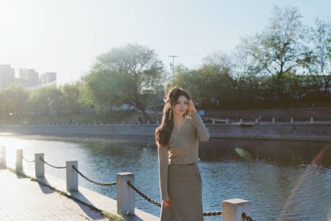 景甜穿中式套装河边漫步 沐浴在阳光下窈窕多姿