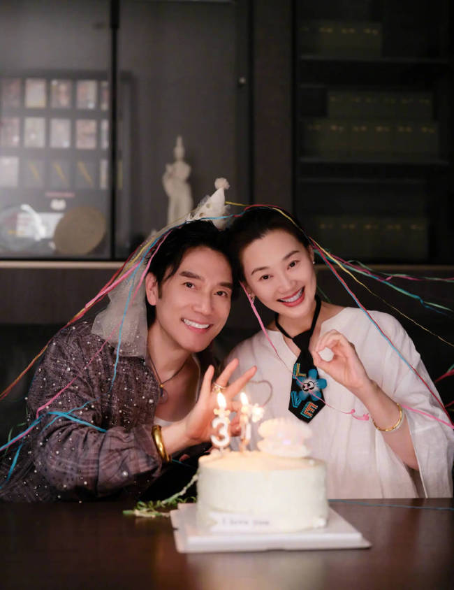 林依轮晒与妻子合影！结婚30周年感情依旧恩爱甜蜜