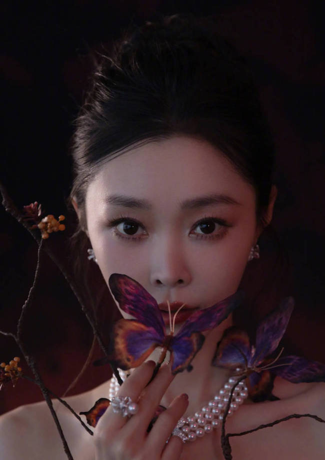 宋轶身穿一袭碎花长裙 妩媚多姿体态优雅