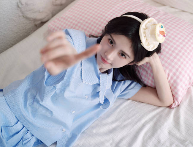 鞠婧祎化身蛋糕少女可爱甜美！浅蓝格子裙清新靓丽
