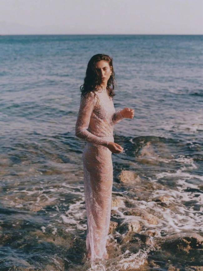 Paola Manes海边惬意拍时尚大片 身材纤细颜值能打