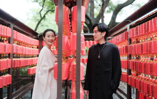 林依轮晒与妻子合影！结婚30周年感情依旧恩爱甜蜜