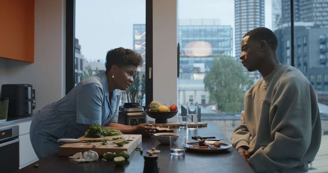 皮特新片《F1:狂飙飞车》大卖 首周末票房超1.4亿美元