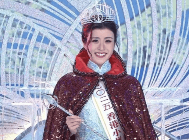 据悉,26岁陈咏诗身高160cm,体重为95.6斤。她在2018年入读加州大学柏克莱修读学士课程,其后继续于哥伦比亚大学修读硕士课程并于今年5月顺利毕业,目前继续修读博士课程。她是本届学历最高的港姐。