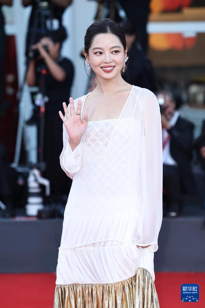 9月6日，在意大利威尼斯，辛芷蕾夺得第82届威尼斯电影节最佳女演员奖。新华社记者 李京 摄
