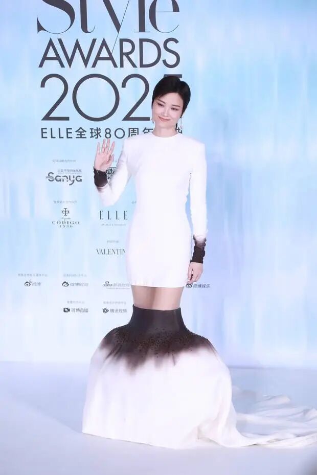 红毯上，李宇春一袭白色高定礼裙现身，优雅知性。
