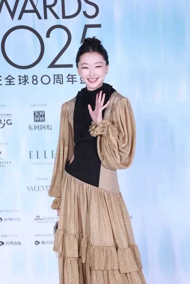 搜狐娱乐讯（马蓉玲/文 远远的/图、视频）10月28日，2025 ELLE风尚大典在三亚举行，众星云集，李宇春、周冬雨、于适、张凌赫、檀健次、叶童、马伊琍、关晓彤、李沁、宁艺卓、TOP登陆少年组合、张婧仪、钟楚曦、马思纯、张馨予、张予曦、周翊然、娜然、蔡文静、代露娃、毕雯珺、董思成、沈佳润等亮相，庆祝ELLE的80岁生日。