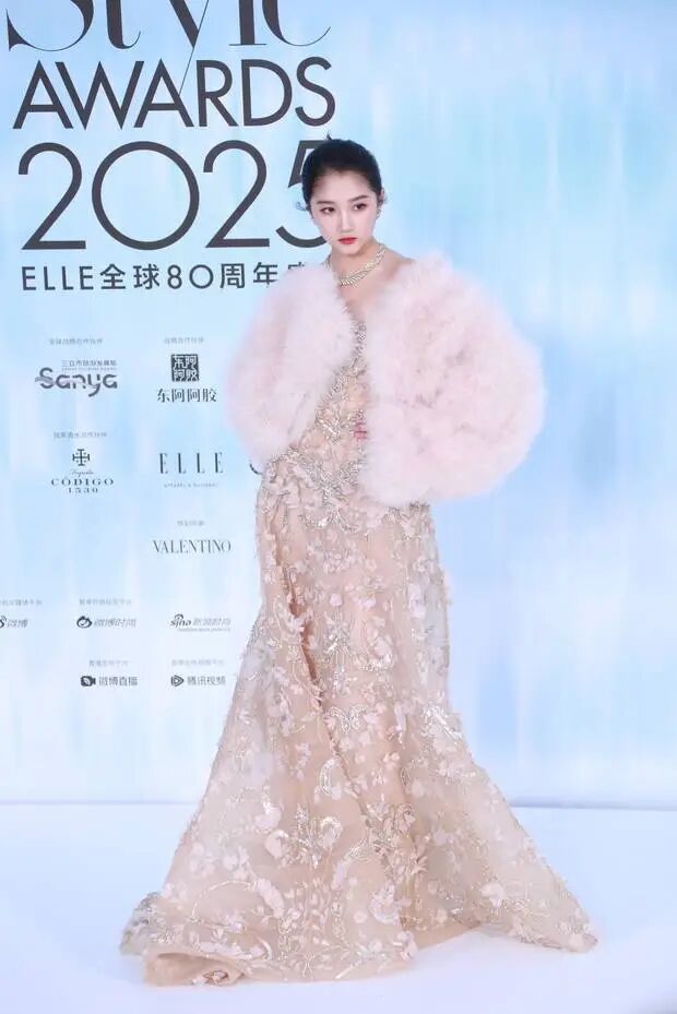 关晓彤一袭高定礼服搭配嫩粉色皮草披肩，又A又美。