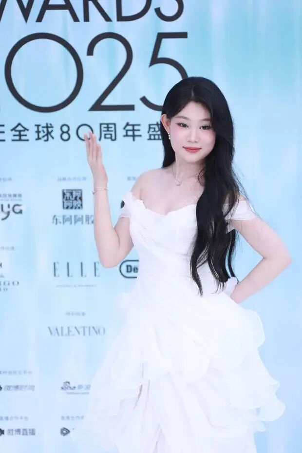 沈佳润身着白色露肩纱裙，俏皮灵动。