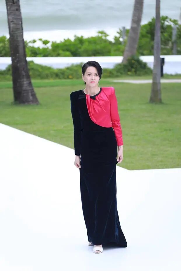 梁咏琪红黑搭配非常经典。