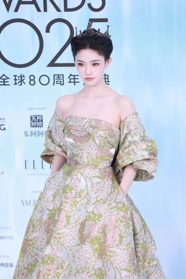 林允戴王冠走宫廷风。