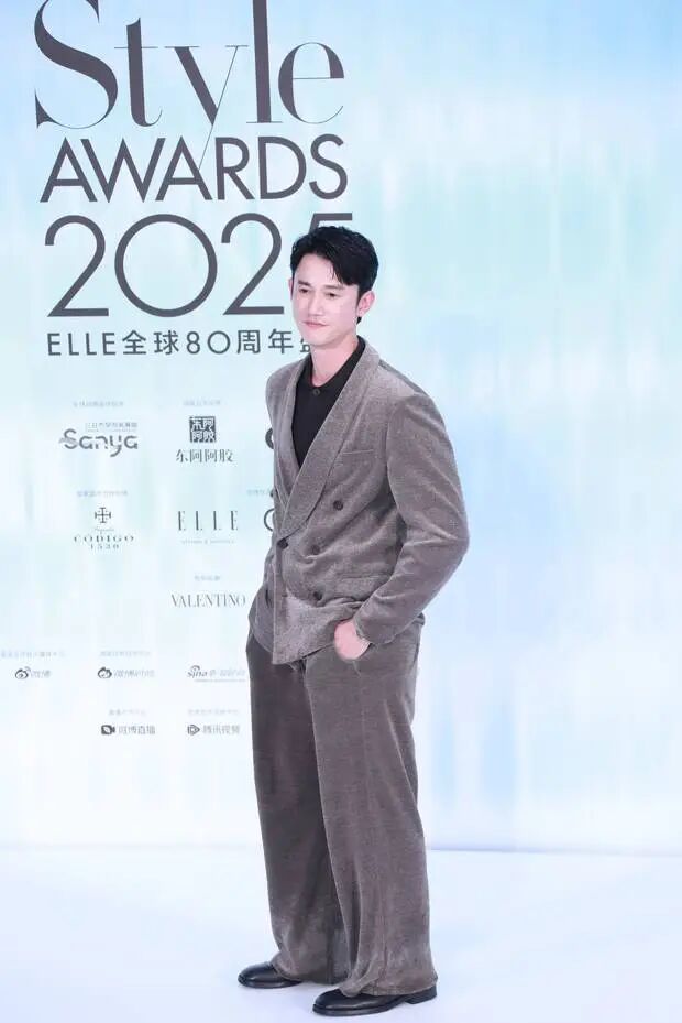 吴慷仁穿灰色西装透出一股老钱风。