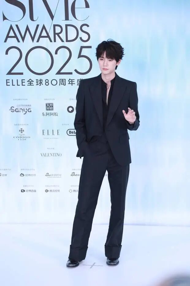 周翊然全黑LOOK登场，清爽帅气。