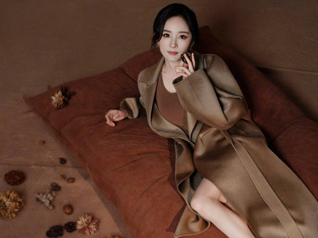 杨幂拍摄绝美写真照，状态在线。