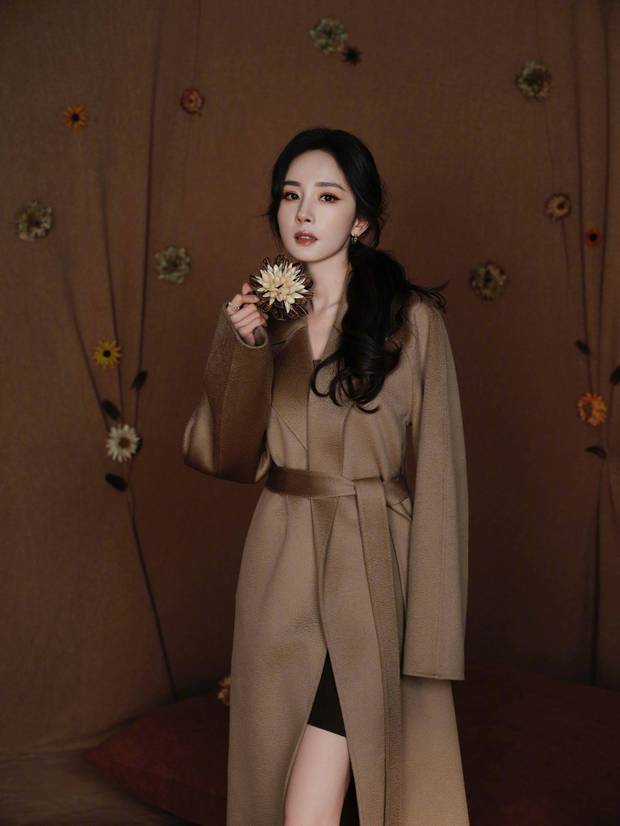 杨幂的五官精致又漂亮，状态似少女。