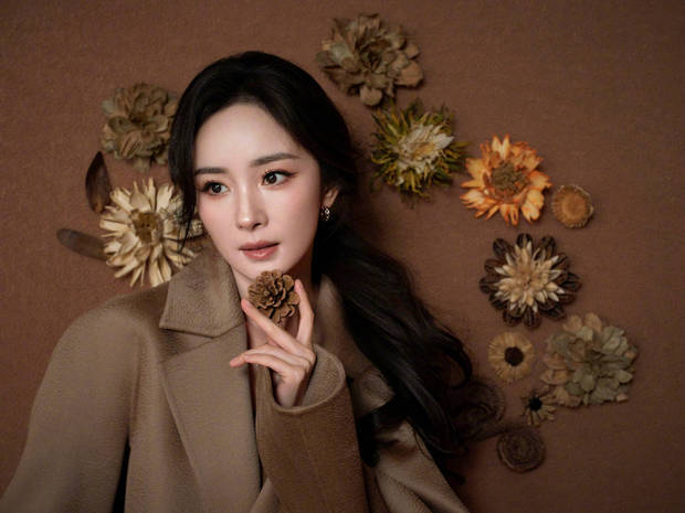 杨幂面容红润，气色超好。