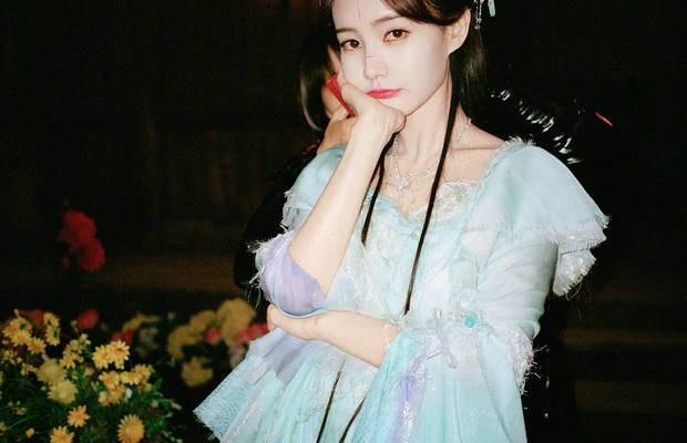 李一桐姿态温婉，眼神温柔。