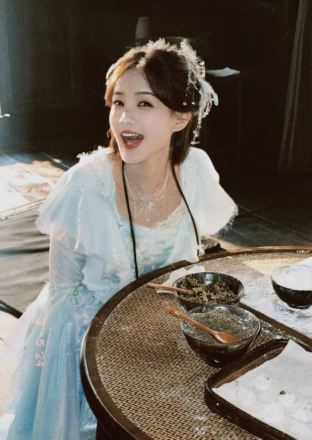 李一桐笑容灿烂，眼神明媚。