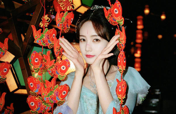 李一桐双手捧脸，表情娇俏。