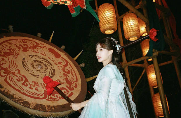 李一桐手持鼓槌，气质温婉又不失灵动。