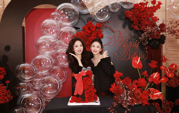 搜狐娱乐讯 5日，佟丽娅在社交平台上晒照为董璇庆祝46岁生日，姐妹俩亲密合影，面露灿烂笑容，心情大好！
