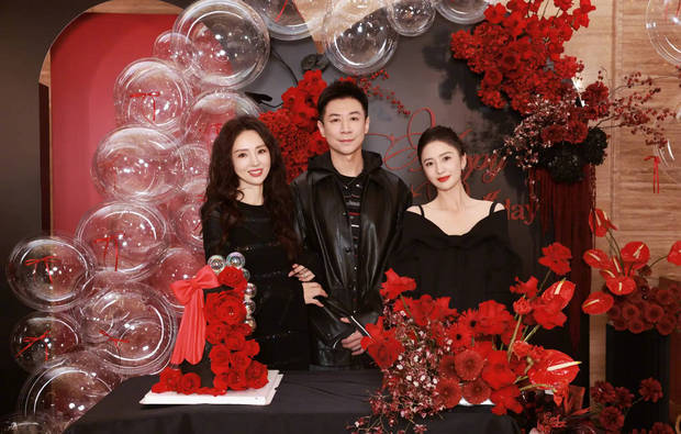 张维伊剪了短发，站在董璇和佟丽娅两个美女中间拍照。