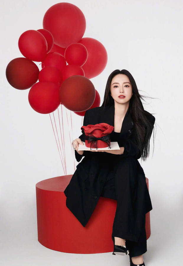 董璇晒生日大片，气场全开。