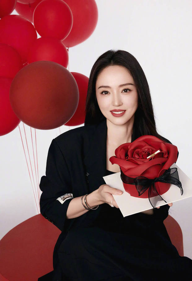 董璇手捧玫瑰蛋糕，笑容满面！