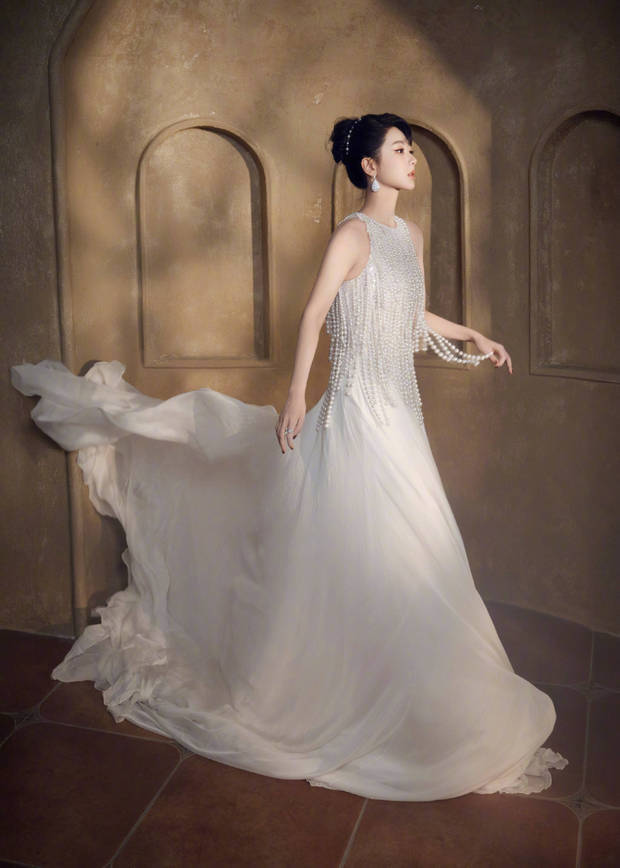 杨紫裙摆飘逸，仙气十足。