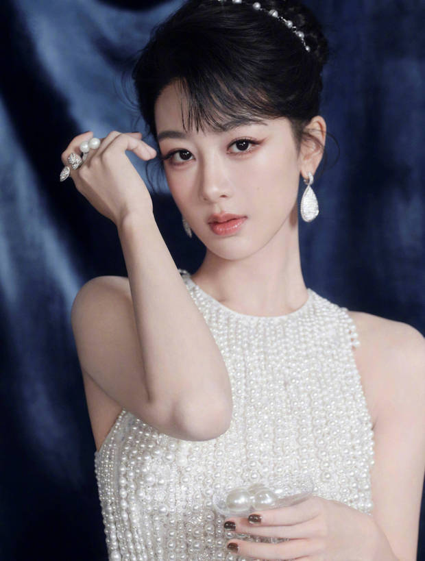 杨紫戴珍珠耳环，五官精致。