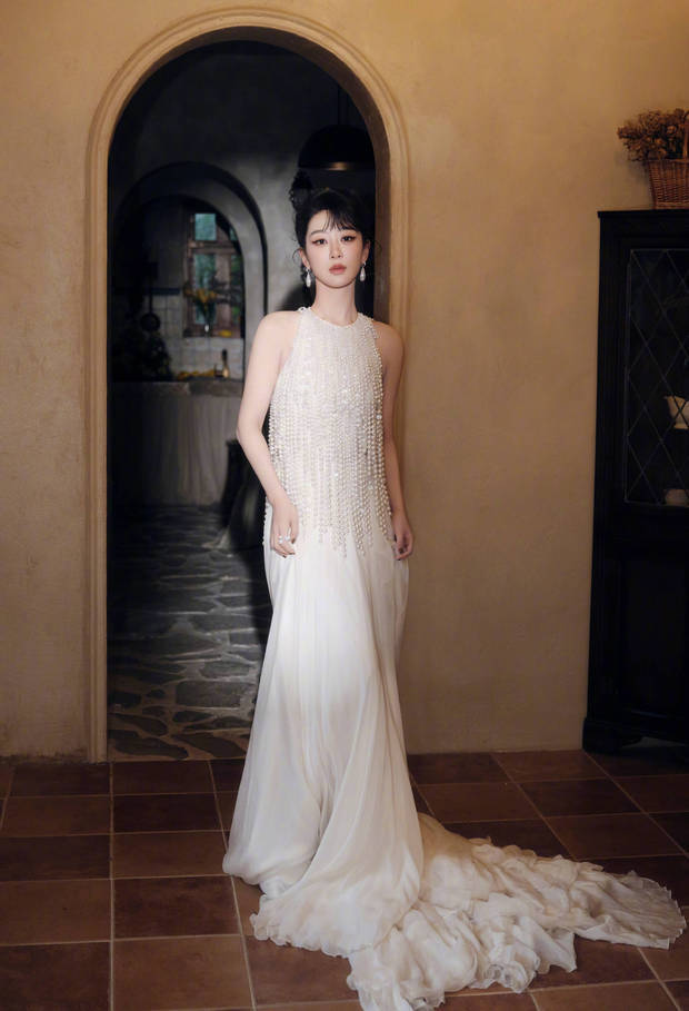 杨紫身材窈窕。