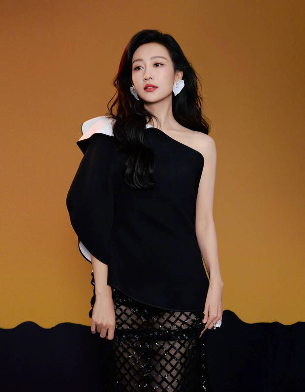 王鸥秀光滑香肩，肌肤白嫩细腻。