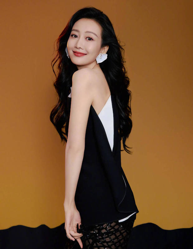 王鸥侧颜精致，状态超好。