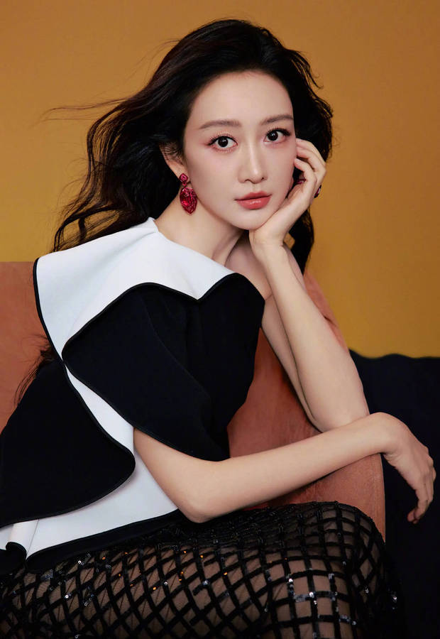 王鸥面露温柔浅笑，魅力十足。