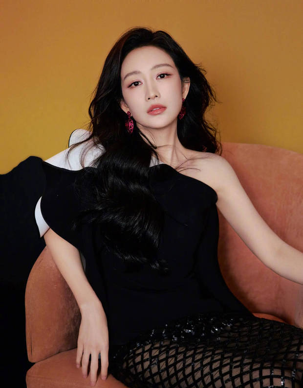 王鸥靠在沙发上，松弛感十足。