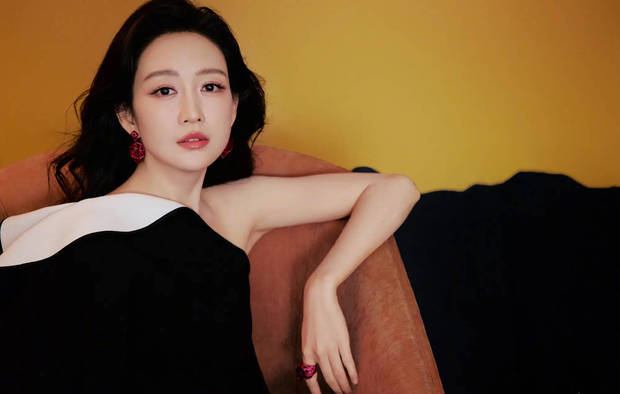 王鸥的脸蛋白皙又光滑，保养有方。