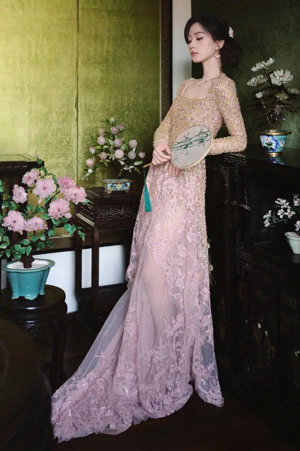 搜狐娱乐讯 12日，刘诗诗参加活动的造型美照释出，她身着金粉刺绣裙优雅迷人，充满东方古典韵味，气质在线！