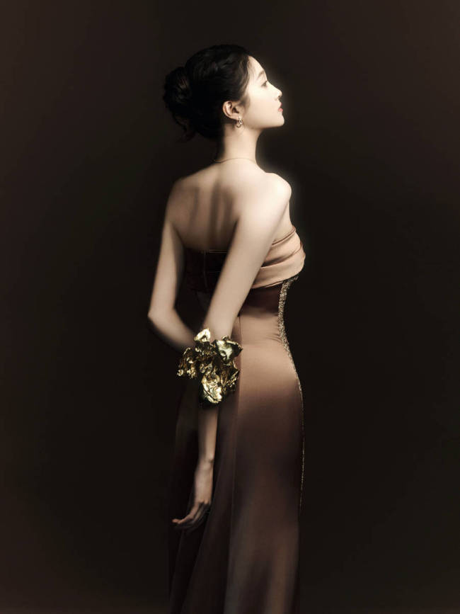 关晓彤秀背部曲线性感多姿 穿金色抹胸裙身材比例优越