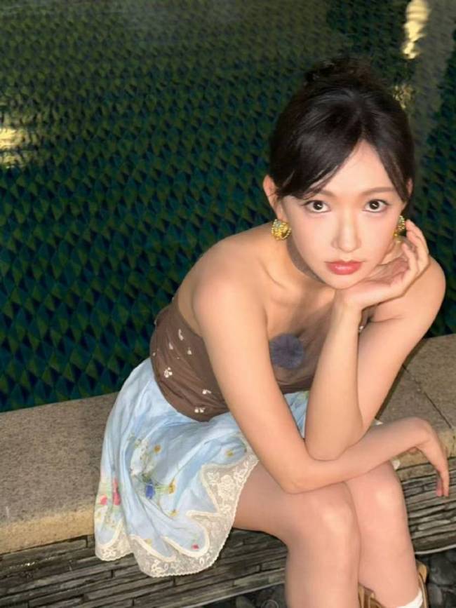 程潇穿露肩装秀优越肩颈线 单手托腮眼神有力