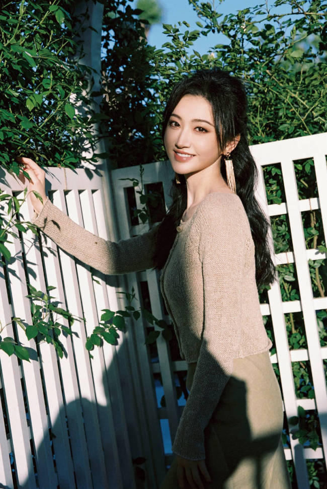 景甜穿中式套装河边漫步 沐浴在阳光下窈窕多姿