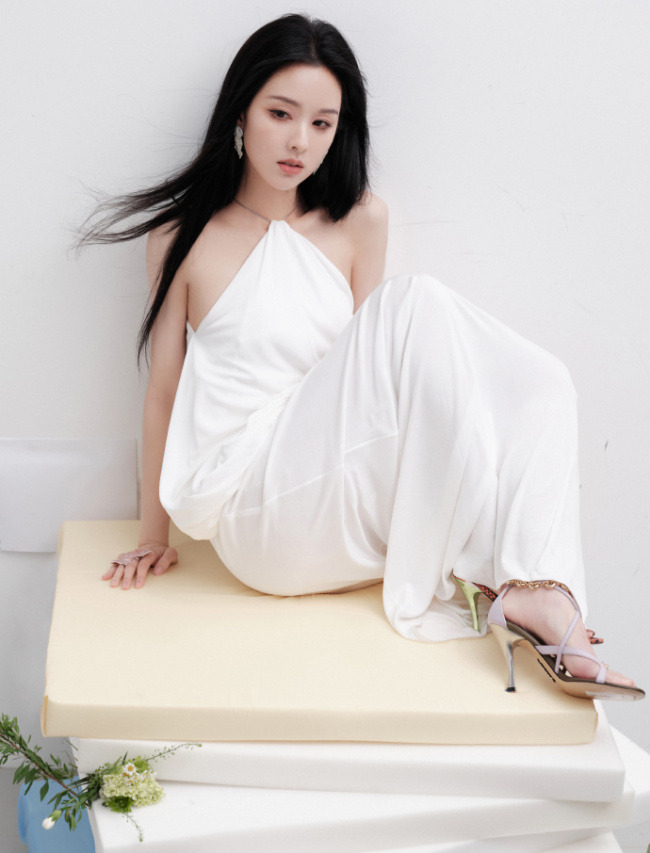 陈都灵穿白色套装垂眸沉思化身清纯白月光