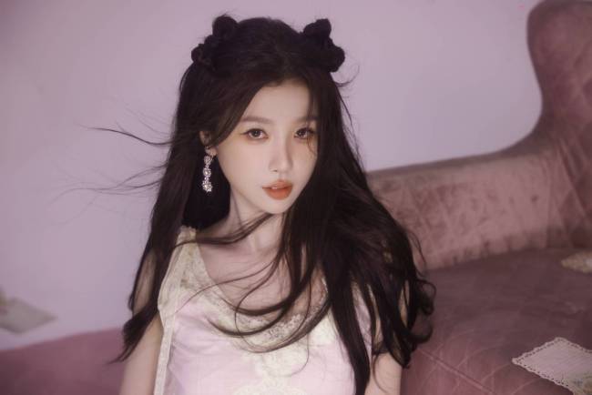 虞书欣手捧鲜花芬芳夺目 穿一袭白裙童话感满满