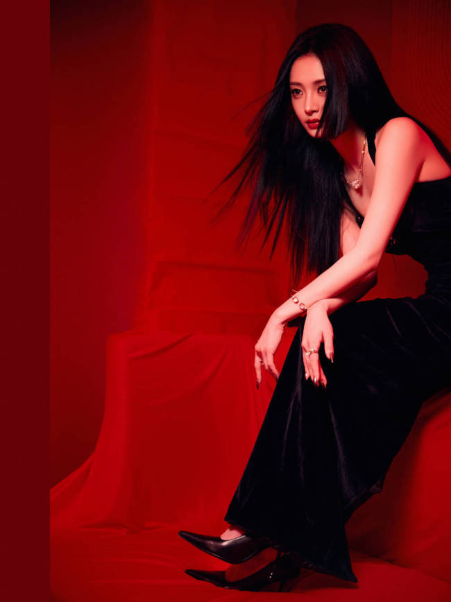 周洁琼身穿黑色吊带裙 展现小蛮腰妩媚多姿