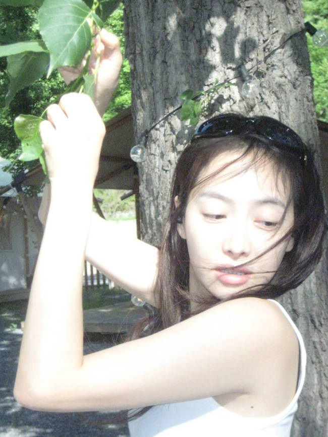 宋茜去野外露营吃烤肉串好惬意 穿吊带少女感十足