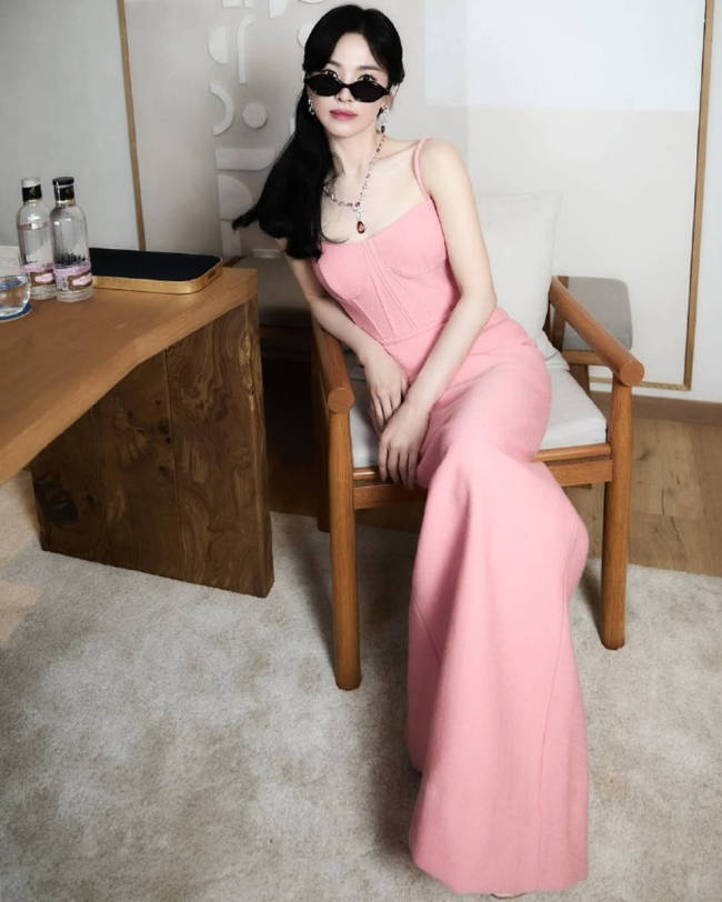 宋慧乔更新美照！穿粉色吊带长裙秀曼妙身姿超养眼