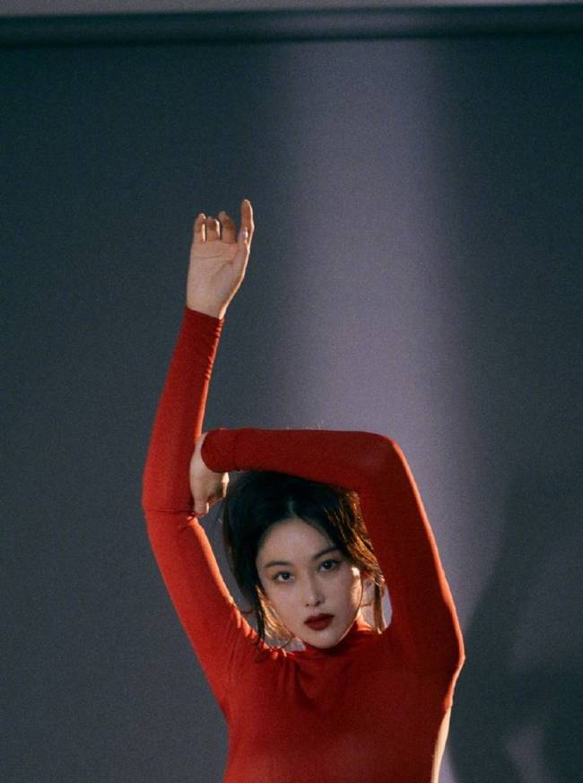 张馨予一席红裙亮眼迷人 回眸眼神超有电影感