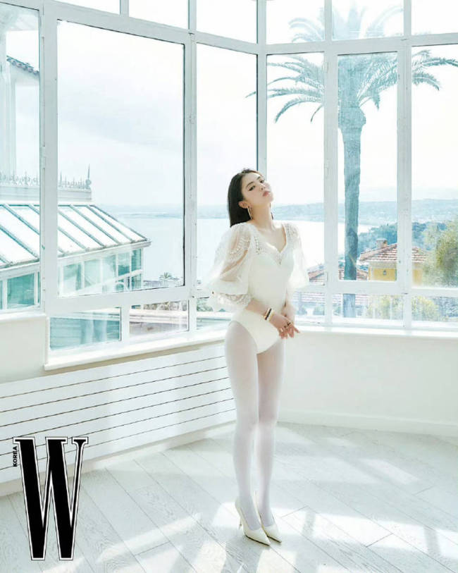 韩素希穿黑色短裙静倒地面 披蓝色薄纱身材超好