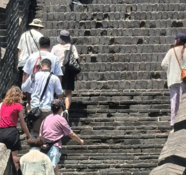 北京偶遇孙燕姿一家爬长城 13岁儿子冲在最前面