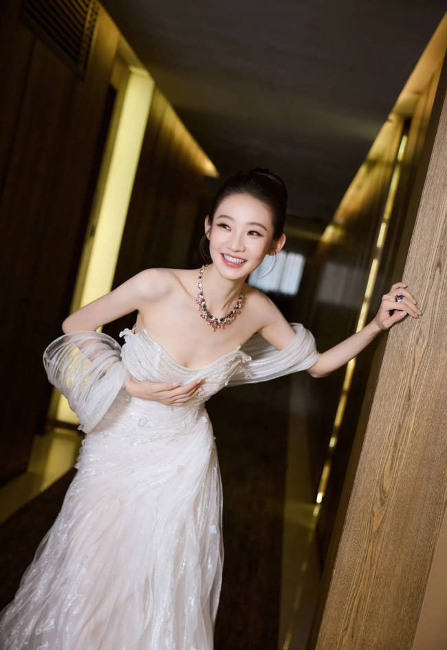 张艺凡白色流光裙如梦似幻 宛若仙女下凡笑容甜美